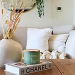 Higuests - Snug Studio With Balcony In The Heart Of Downtown