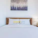 One Bed Room With Creek Views, Hosted By Desert City Stays