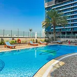 HiGuests - Lake views from 2 bedroom apartment in JLT