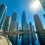 HiGuests - Lake views from 2 bedroom apartment in JLT