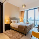Luxfolio Retreats - Sweeping Marina View