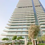 Trophy 2Bdr Sandy Shores Retreat With Panoramic Sea View & Private Beach Access