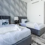 Nasma Luxury Stays - Luxury Retreat With Balcony And Stunning City View