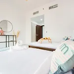 Vivid 2Br At Canal Residences West Dubai Sports City By Deluxe Holiday Homes