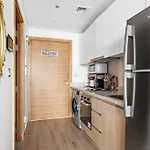 Upmarket Apartment With A Pool, Gym & Private Balcony