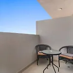 Upmarket Apartment With A Pool, Gym & Private Balcony