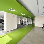 Upmarket Apartment With A Pool, Gym & Private Balcony