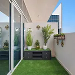 Upmarket Apartment With A Pool, Gym & Private Balcony