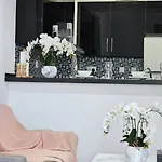 Luxury Botanica Studio Apartment 75