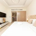Contemporary Bright Studio Near Downtown