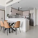 Luxury 1Br Apt With Pool, Gym, Parking & Fast Wifi