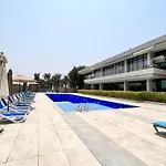 Larbi Luxurious 1Br In Polo Residence