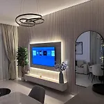 Creek Harbour Retreat: Luxurious 2-Br Apartment