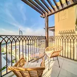 Coastal Luxury: 2Br Retreat With Sea Views
