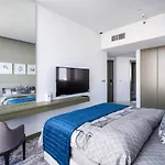 Modern Studio Overlooking Dxb Water Canal