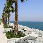 Higuests - Stylish Waterfront Retreat With Balcony In La Mer