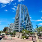 Fam Living - Stunning Modern Marina Apartment