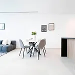 Luxury & Style At Res110 With Balcony & View Dubai