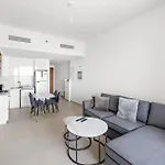 1 Bedroom Apt With Pool Gym Close To Metro & Dubai Mall