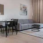 Smart Home, King Bed, Fully Equipped Kitchen, Free Parking, Highly Rated, 2 Minutes Walk From Starbucks, Big Balcony High Ceiling, Ground Floor, Pool, Gym, Around The Clock Guest Support
