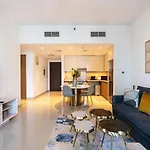 Savis Home- Vibrant Neighborhood With Creek View