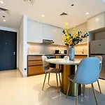 Savis Home- Vibrant Neighborhood With Creek View