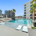 Luxurious 1 Bedroom Retreat With Pool Gym And Game