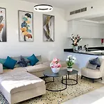 Luxurious 2Br Dubai Skyline & Pool Views