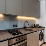 Waves - Elegant Studio Retreat In Dubai Business Bay