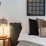 Stylish 2Br With Assistant Room