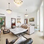 Walk To Dubai Mall 2Br With Skyline View Pool