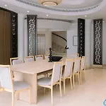 The Beachfront Villa Oasis - Private & Shared Rooms