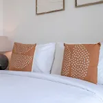 Elegant 2-Bedroom With Comfy Living Area In Downtown