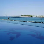 Free Netflix, Sea View, Private Beach & Pool