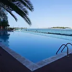 Free Netflix, Sea View, Private Beach & Pool