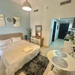 High-Floor Studio With Stunning Lake View In Dubai Marina
