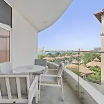 Vayk - Stunning 2-Bedroom Apartment With Sea View & Beach Access