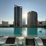 Sky High Comfort 1Br Plus Study With City And Canal Views