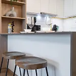 Bright & Airy Studio Perfect For 2 In Jvc