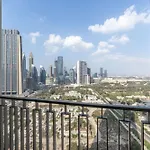 Modern 1-Bedroom Apartment Perfect For Family In Downtown With Skyline Views