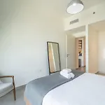 Modern 1-Bedroom Apartment Perfect For Family In Downtown With Skyline Views