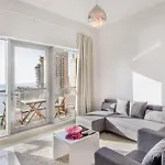 Homey 1-Bedroom Apartment With Balcony Views In Dubai Marina