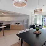 Waterfront Flat Stunning View Sleeps 6