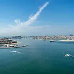 Homes & Beyond I Modern 2 Bedroom Seafront Apartment