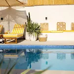 Luxury Boho Chic Beachside Escape, Shared Pool & Burj Khalifa View!