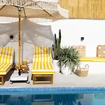 Luxury Boho Chic Beachside Escape, Shared Pool & Burj Khalifa View!