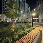 Farhad Azizi Al Jaddaf Sleek Studio