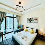 Farhad Azizi Al Jaddaf Sleek Studio