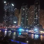 Stylish Marina View Apartment With Private Marina Walk Access
