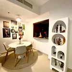 Exceptional Master Room - Near And Overlooking Burj Khalifa - Host Has Access To Living Space